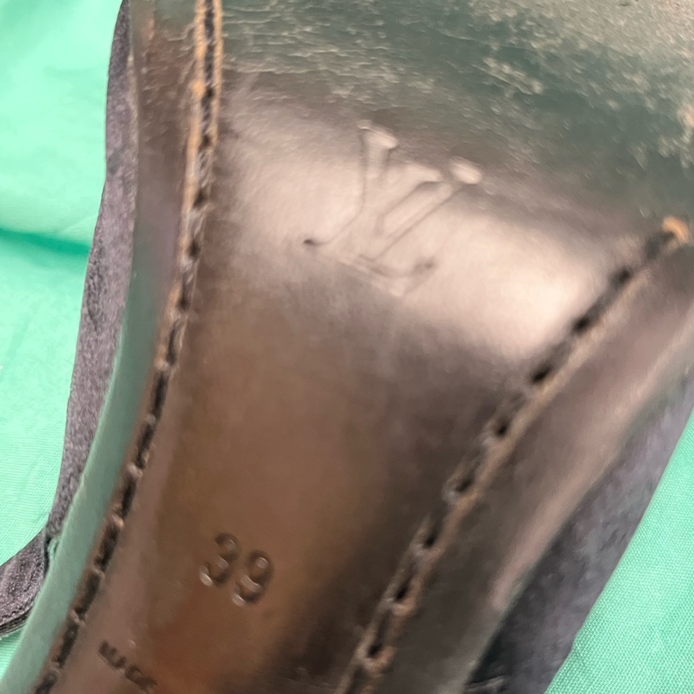 Black Louis Vuitton heels. Never worn by me, too small for 39. Fits like 38 (8). - Picture 2 of 5